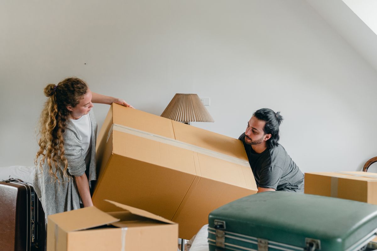Equipo retirando muebles de un piso